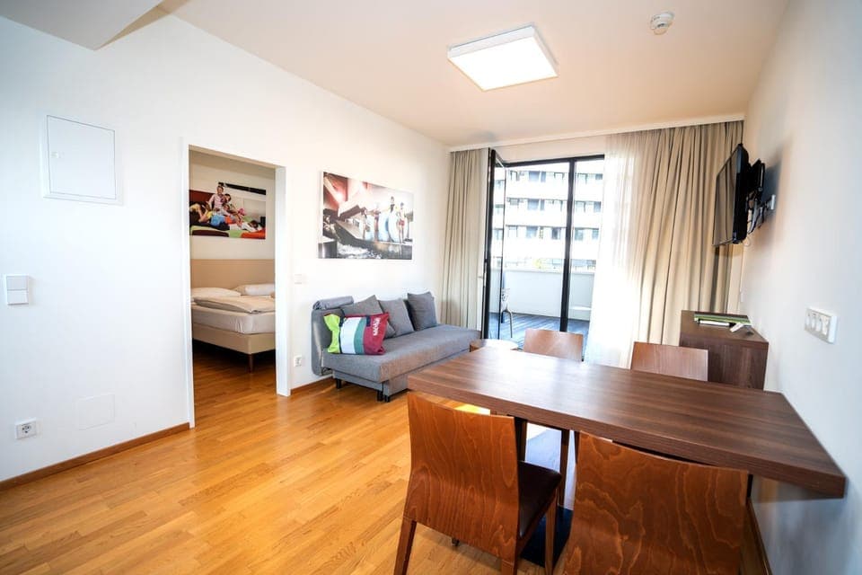 TV and multimedia, Living room, Seating area, Dining area