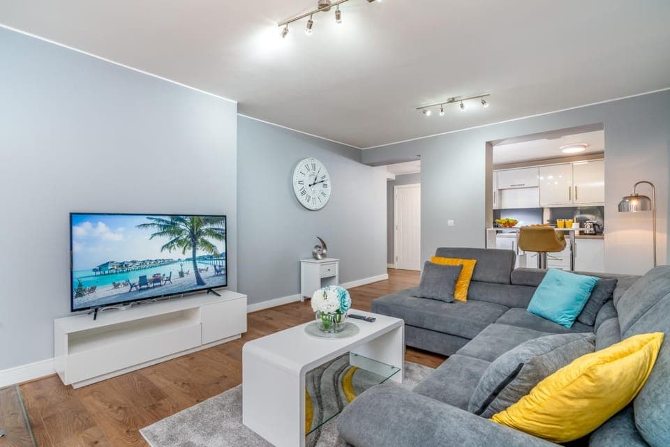 TV and multimedia, Kitchen or kitchenette, Living room, Seating area