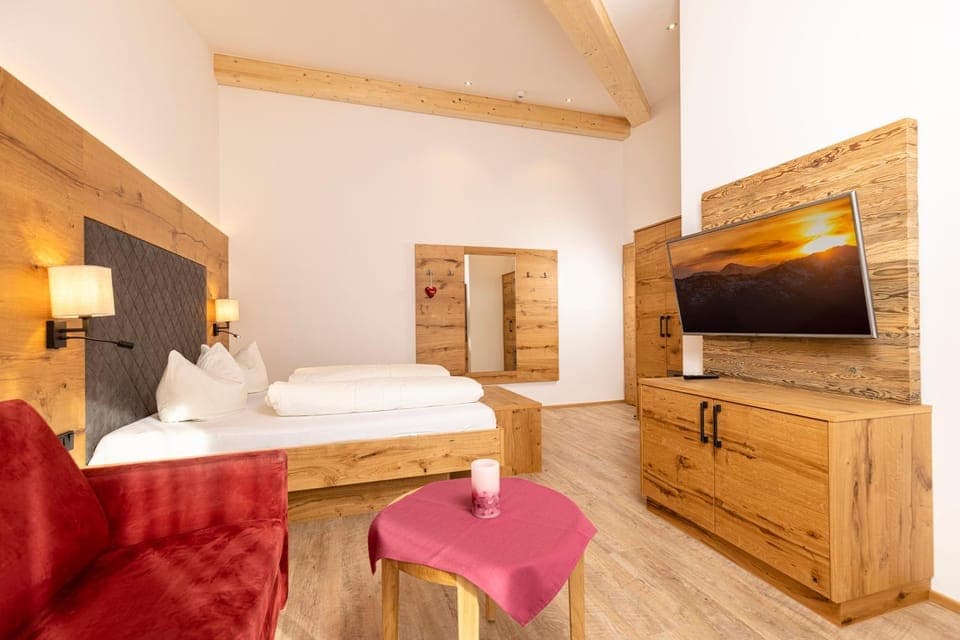 Bed, TV and multimedia, Photo of the whole room, Seating area, wardrobe