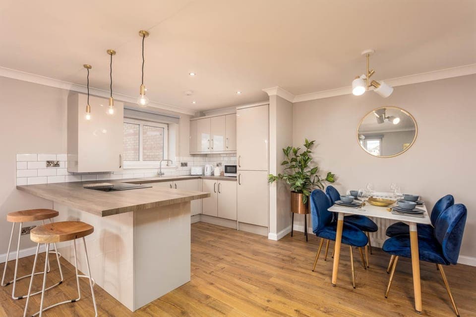 Kitchen or kitchenette, Dining area