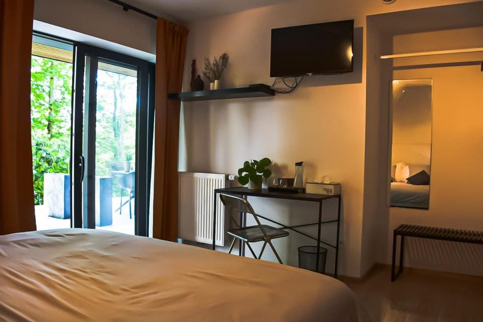 Bed, TV and multimedia, hair dresser