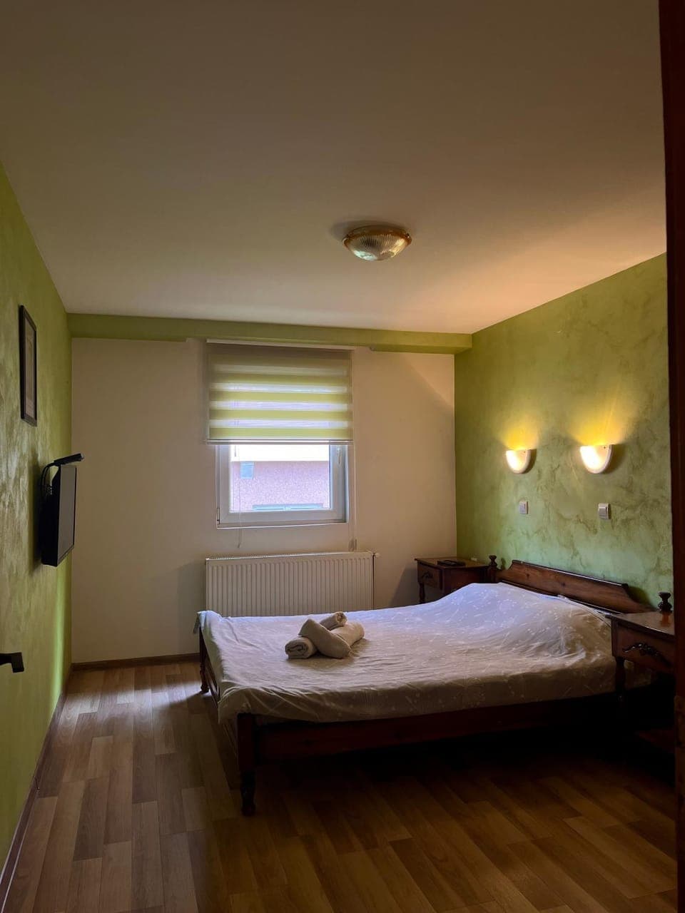 Bed, TV and multimedia, Photo of the whole room, Bedroom, towels