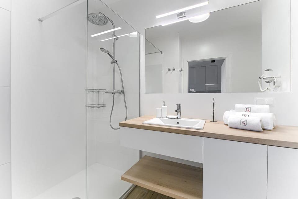 Shower, Bathroom, towels