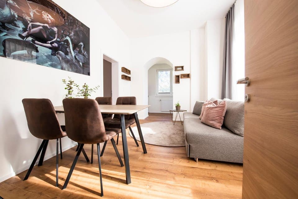 Seating area, Dining area