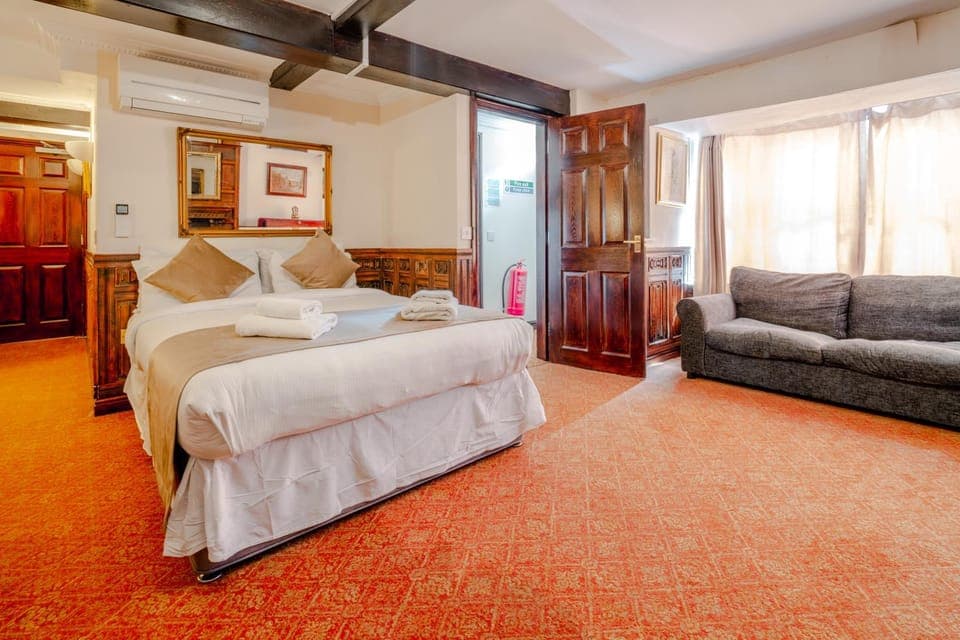 Bed, Seating area, Bedroom