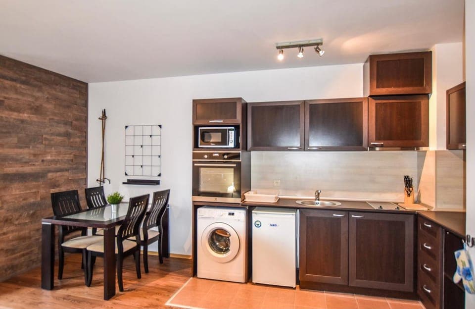 Kitchen or kitchenette, Dining area, minibar, pet friendly, stove, washing machine