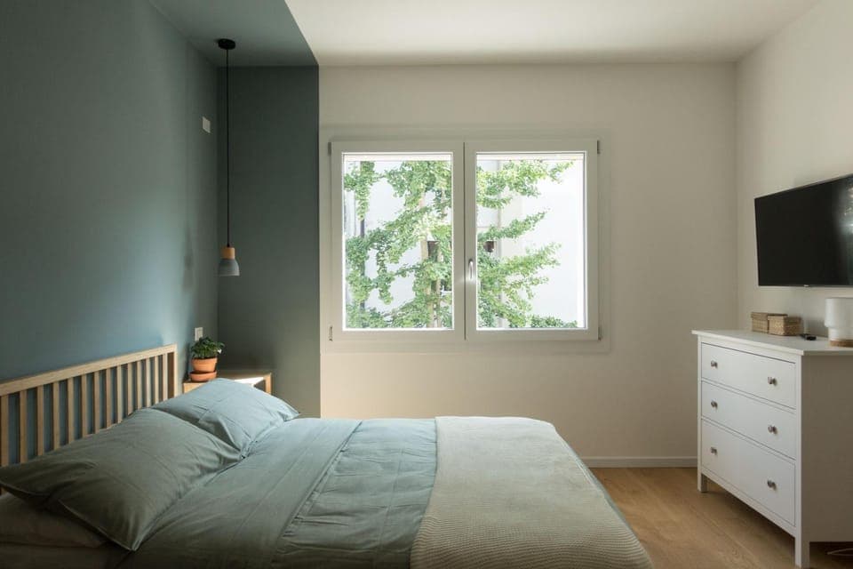 TV and multimedia, Photo of the whole room, Bedroom