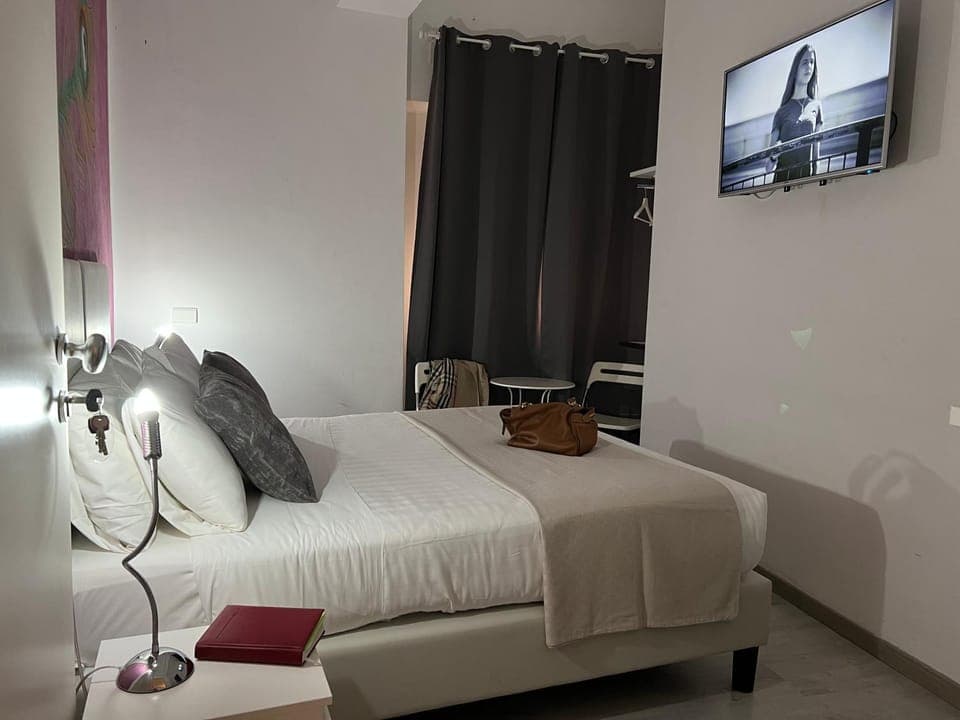 Bed, TV and multimedia, Photo of the whole room, Bedroom