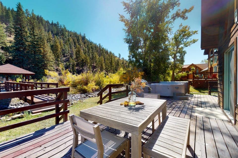 Two Rivers Retreat House in South Fork