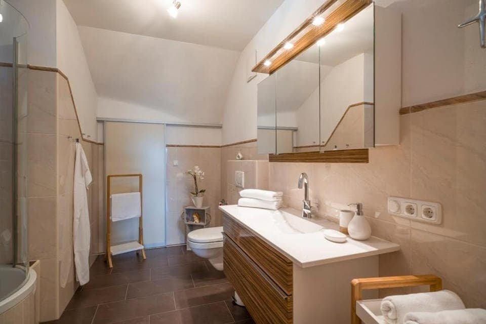 Shower, Toilet, Bathroom, towels