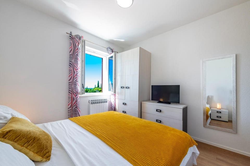 TV and multimedia, Photo of the whole room, Bedroom, wardrobe