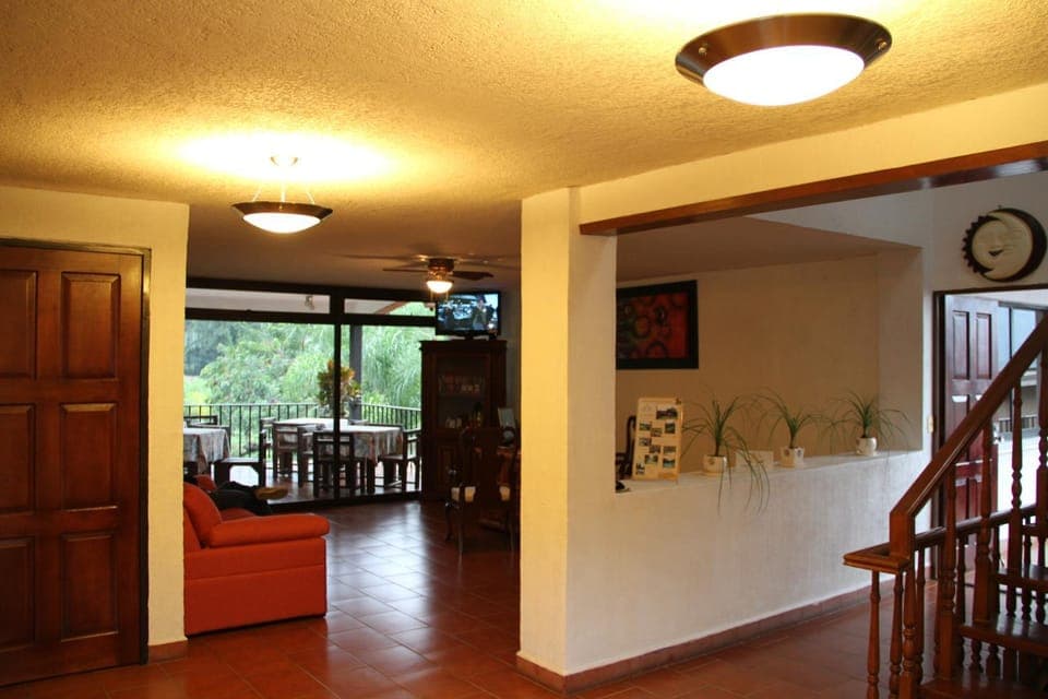 Restaurant/places to eat, Day, Decorative detail