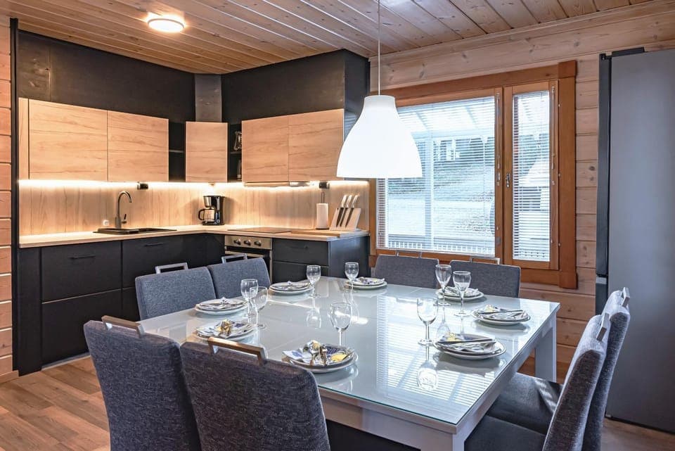 Coffee/tea facilities, Dining area, oven, stove, toaster, kitchen