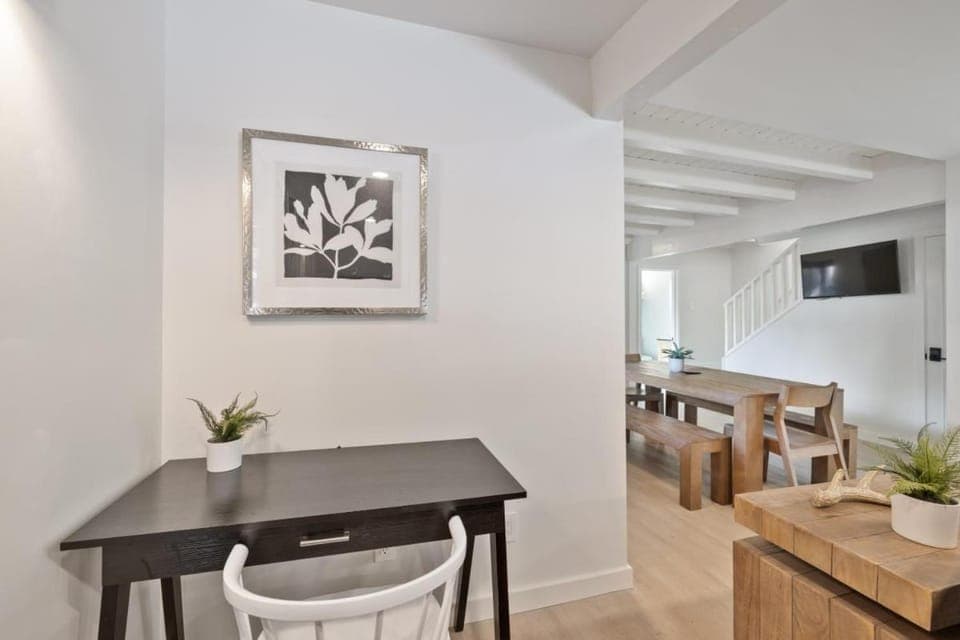 Decorative detail, Seating area, Dining area