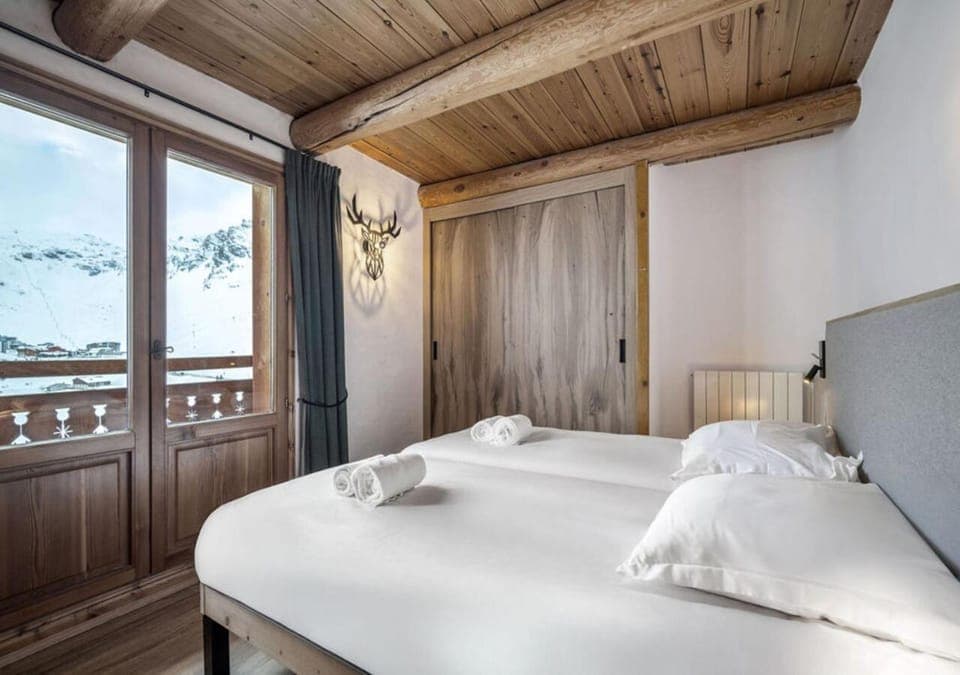 Photo of the whole room, Bedroom, Lake view, Mountain view