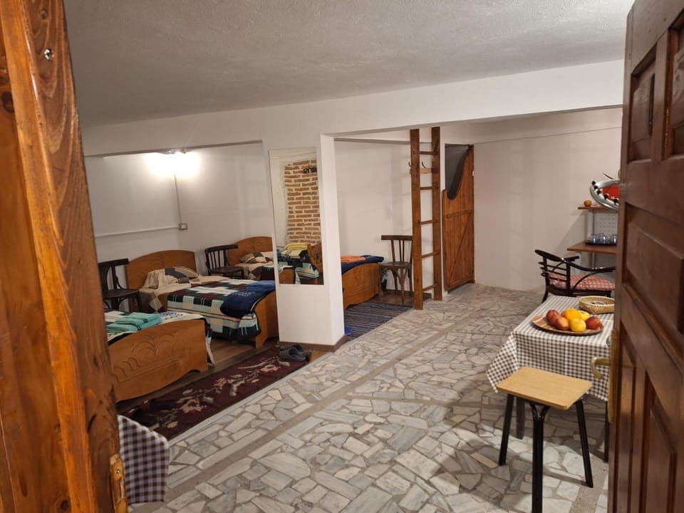 Bed, Photo of the whole room, Seating area, Dining area, Bedroom