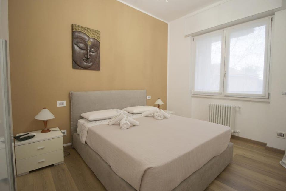 Bed, Bedroom, internet, towels