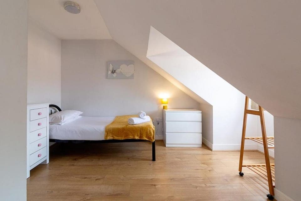 Bed, Photo of the whole room, Bedroom