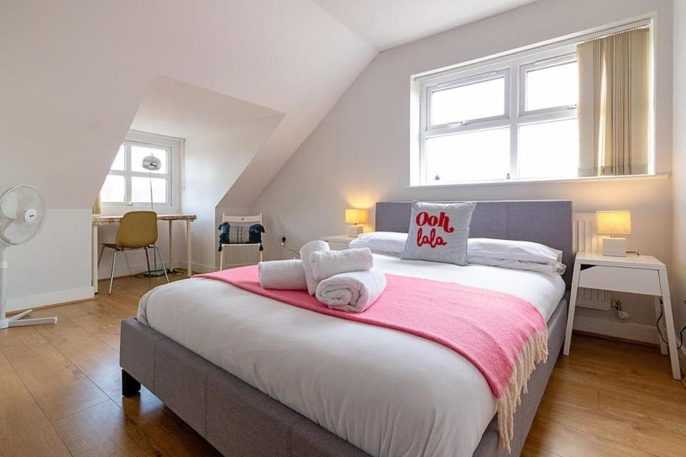 Bed, Photo of the whole room, Bedroom, towels