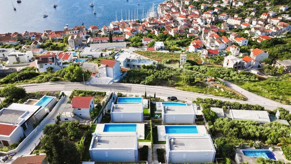 Property building, Day, Neighbourhood, Natural landscape, Bird's eye view, City view, Pool view, Sea view, Street view, Swimming pool, Location