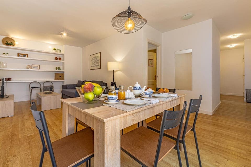 TV and multimedia, Living room, Dining area, Breakfast