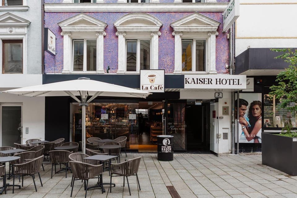 Property building, Restaurant/places to eat, Facade/entrance, Day, Food and drinks, Banquet/Function facilities, Food, City view, Street view, Location