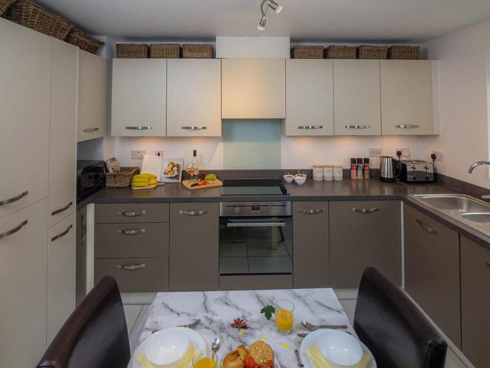 Coffee/tea facilities, Kitchen or kitchenette, Food and drinks, Dining area, minibar, pet friendly, stove, toaster