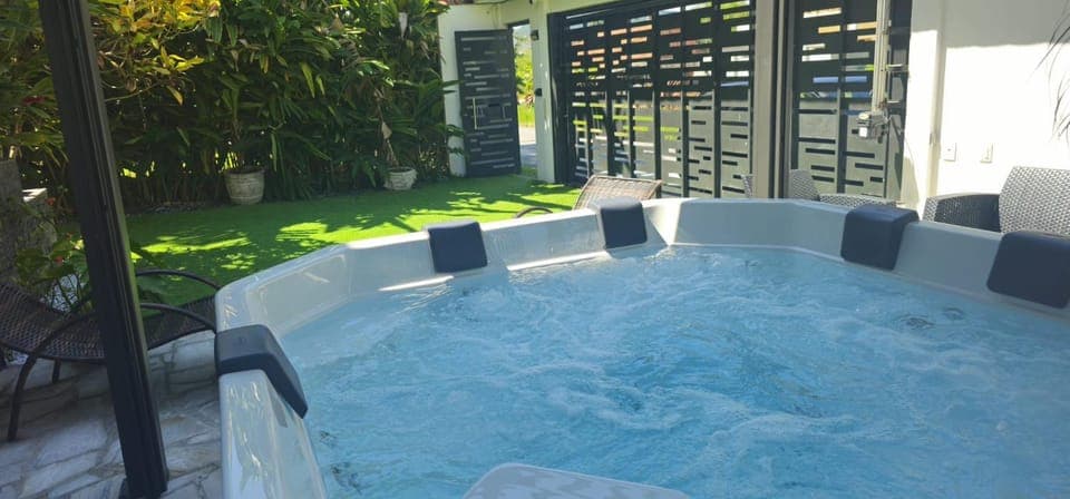 Hot Tub, Swimming pool