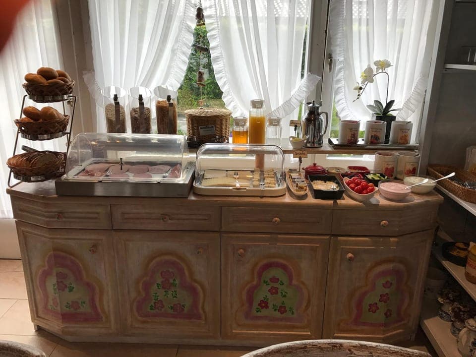 Restaurant/places to eat, Buffet breakfast