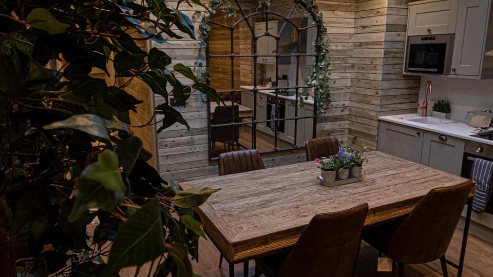 Kitchen or kitchenette, Dining area