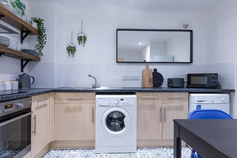 Kitchen or kitchenette, pet friendly, stove, toaster, washing machine, dryer