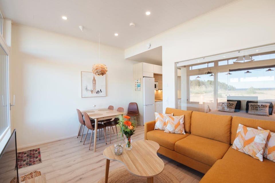 Bed, Photo of the whole room, Seating area, Dining area