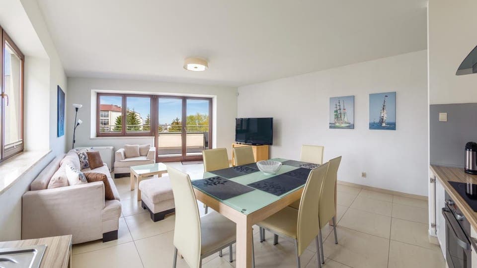 TV and multimedia, Living room, Seating area, Dining area