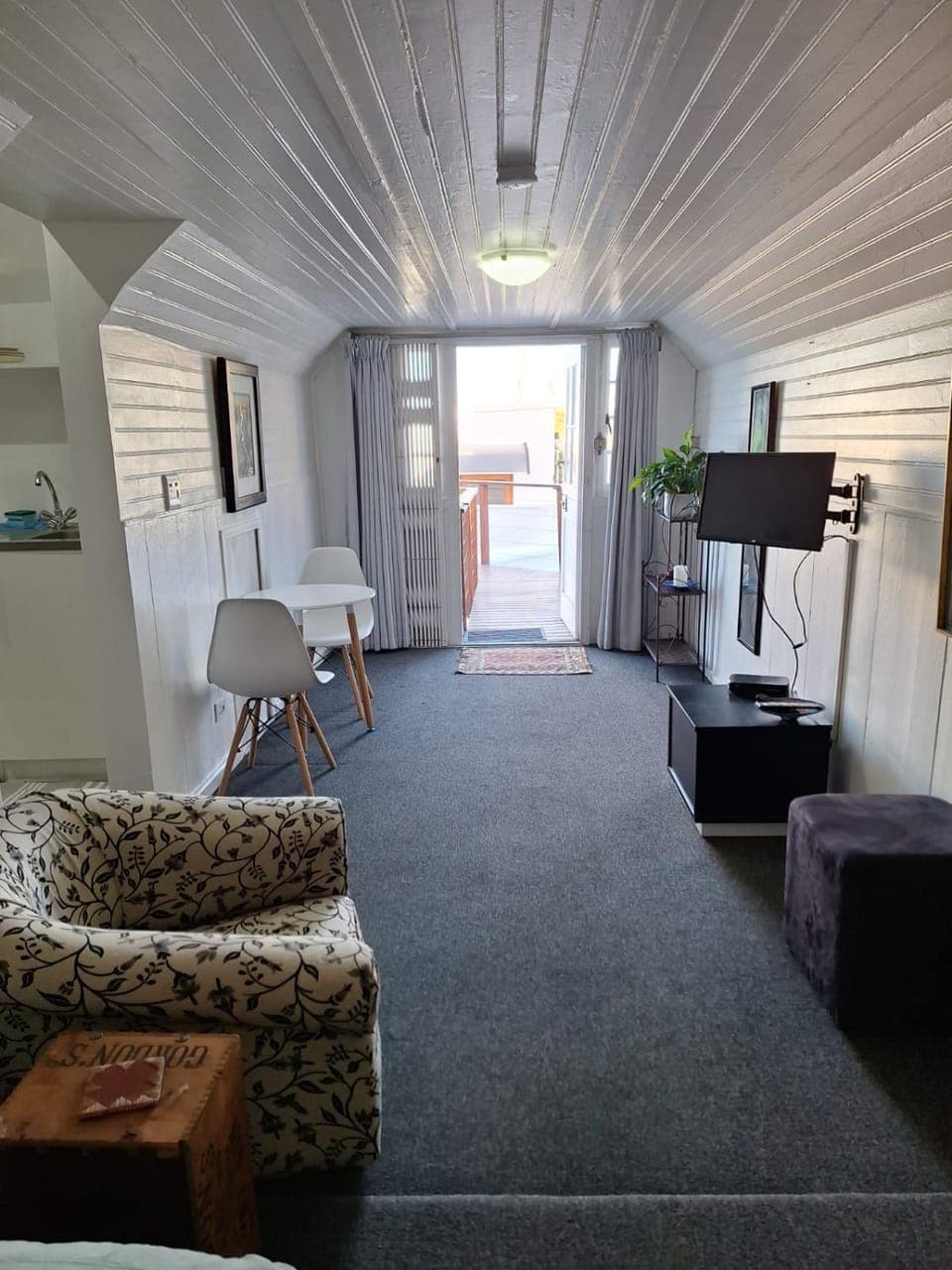 Bed, TV and multimedia, Living room, Photo of the whole room, Seating area, Dining area