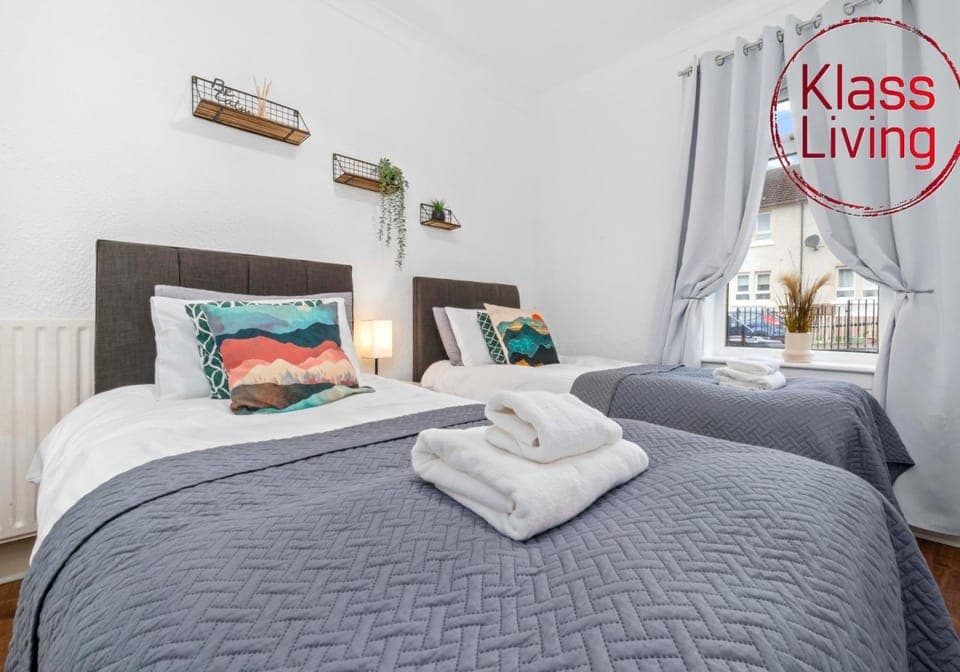 Bed, Decorative detail, Bedroom, Guests, group of guests, cot, Family