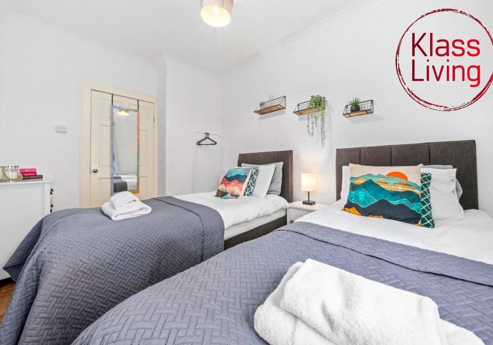 Bed, Decorative detail, Bedroom, Guests, group of guests, cot, Family