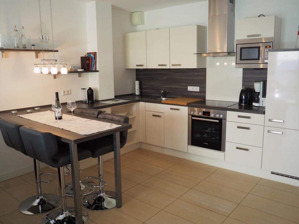 Kitchen or kitchenette, Dining area