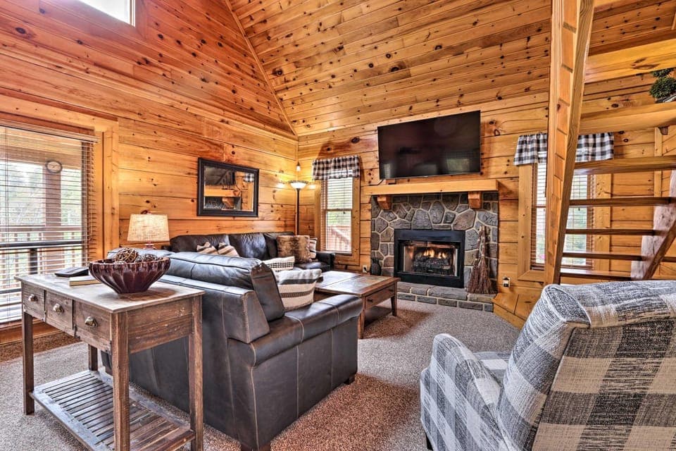 Homey Sevierville Cabin w/ Deck Near Pigeon Forge! Cabin in Sevierville