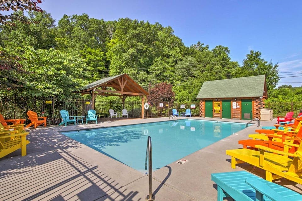 Homey Sevierville Cabin w/ Deck Near Pigeon Forge! Cabin in Sevierville