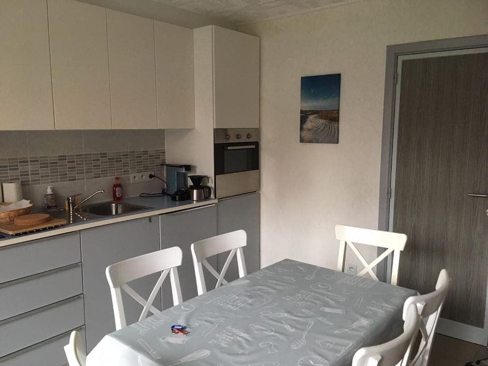 Coffee/tea facilities, Kitchen or kitchenette, Food and drinks, Dining area, dishwasher, oven