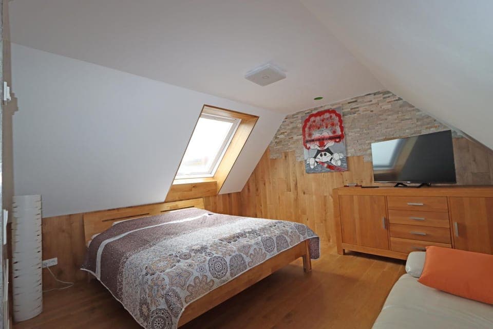 Bed, TV and multimedia, Photo of the whole room, Bedroom