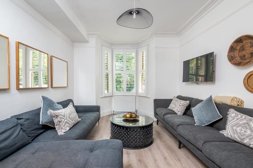 TV and multimedia, Living room, Seating area, Street view, Quiet street view