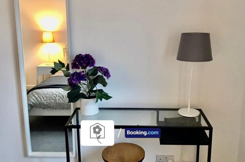 Bed, Bedroom, hair dresser