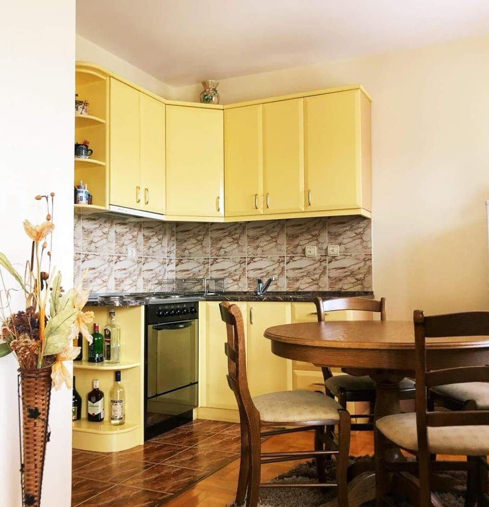 Kitchen or kitchenette, Dining area, minibar, oven, pet friendly, stove