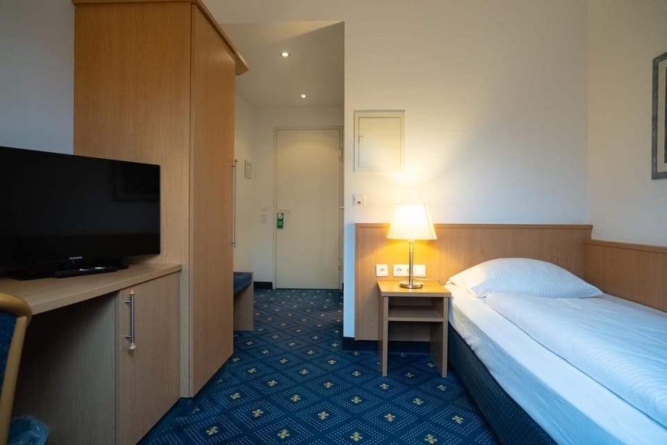 Bed, Photo of the whole room, wardrobe