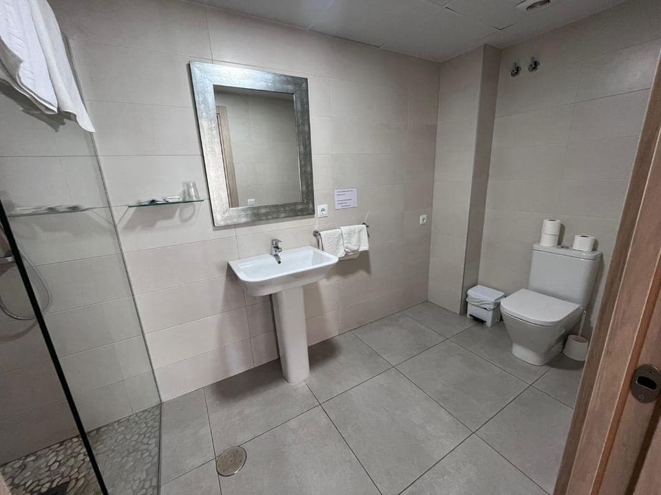 Shower, Bathroom, towels