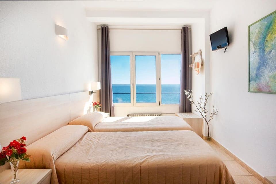 Bed, Natural landscape, TV and multimedia, Photo of the whole room, Bedroom, Sea view