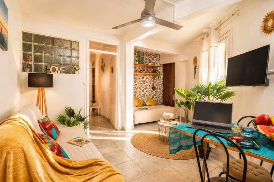 TV and multimedia, Seating area, air conditioner