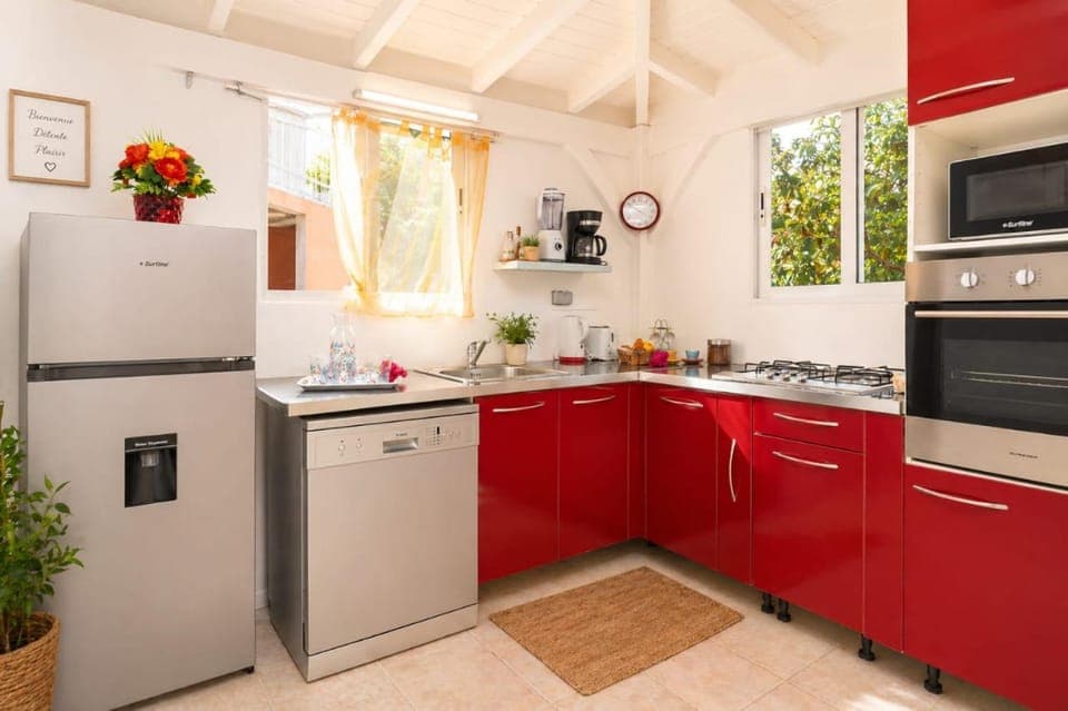 Coffee/tea facilities, dishwasher, microwave, oven, stove, toaster, kitchen
