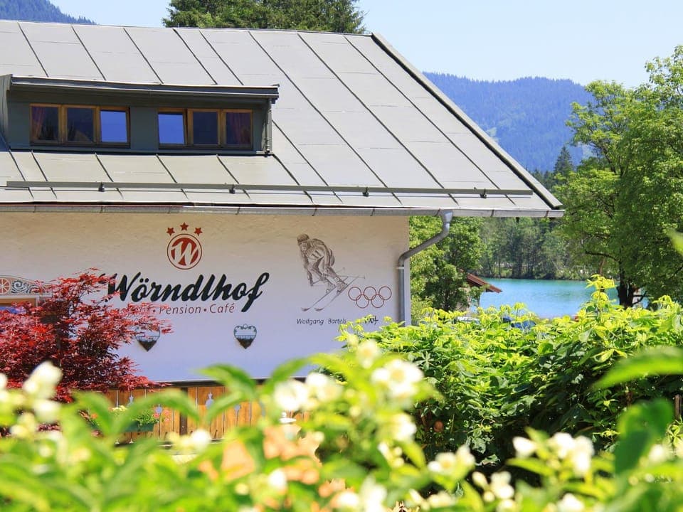 Facade/entrance, Area and facilities